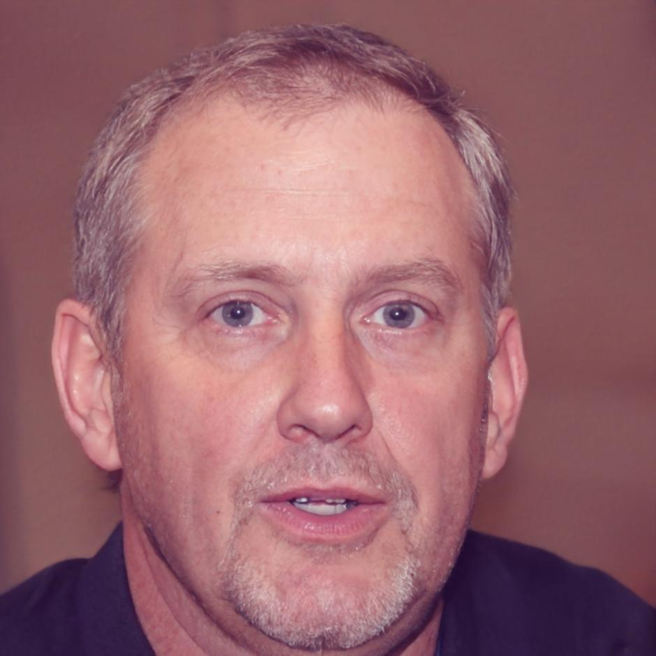 Porträt eines erfahrenen UI/UX-Trainers bei der Arbeit